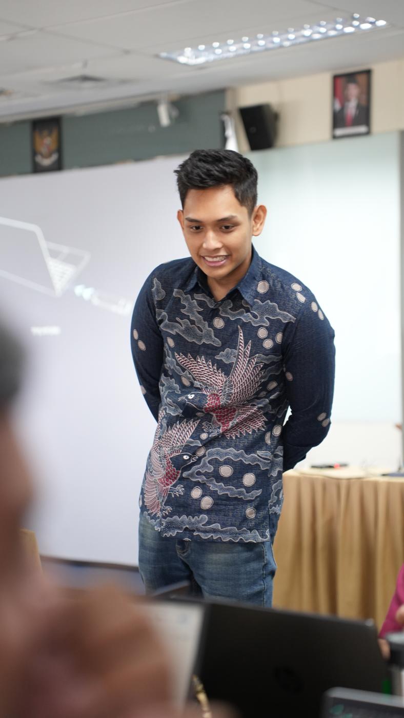 Abil Sudarman mengenakan batik saat mengajar pelatihan Alfamidi