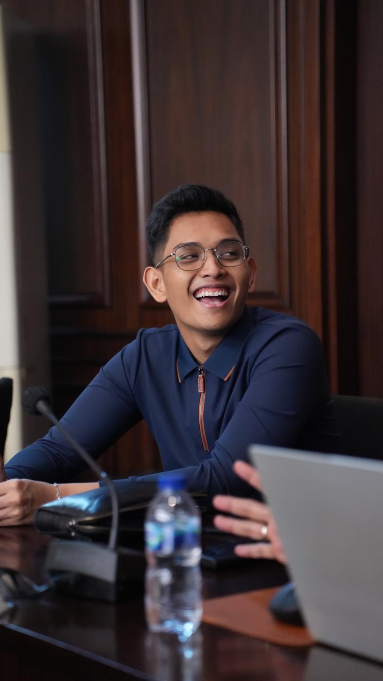 Abil Sudarman tertawa bersama peserta program ASSAI AI-Powered Data Analysis