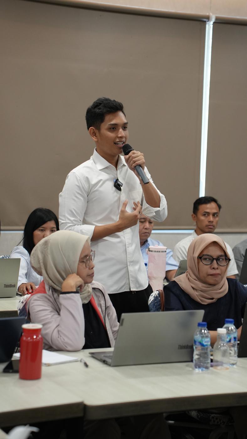 Abil Sudarman memegang mikrofon di depan peserta pelatihan Cimory