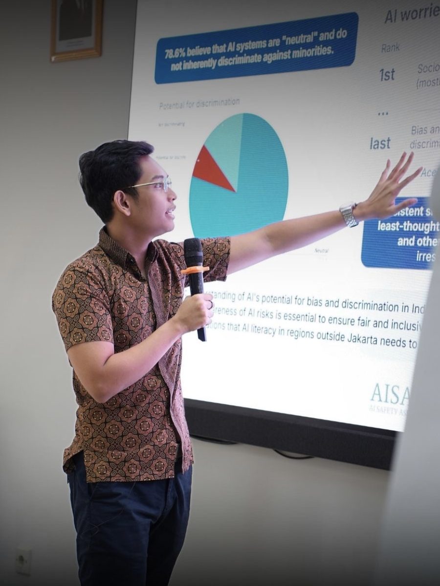 Abil Sudarman memaparkan data keamanan dan etika AI pada sesi KOMDIGI &times; AISA