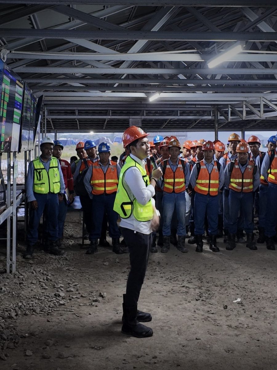 Peserta pelatihan PAMA berompi keselamatan mengikuti sesi AI Innovation di area operasional