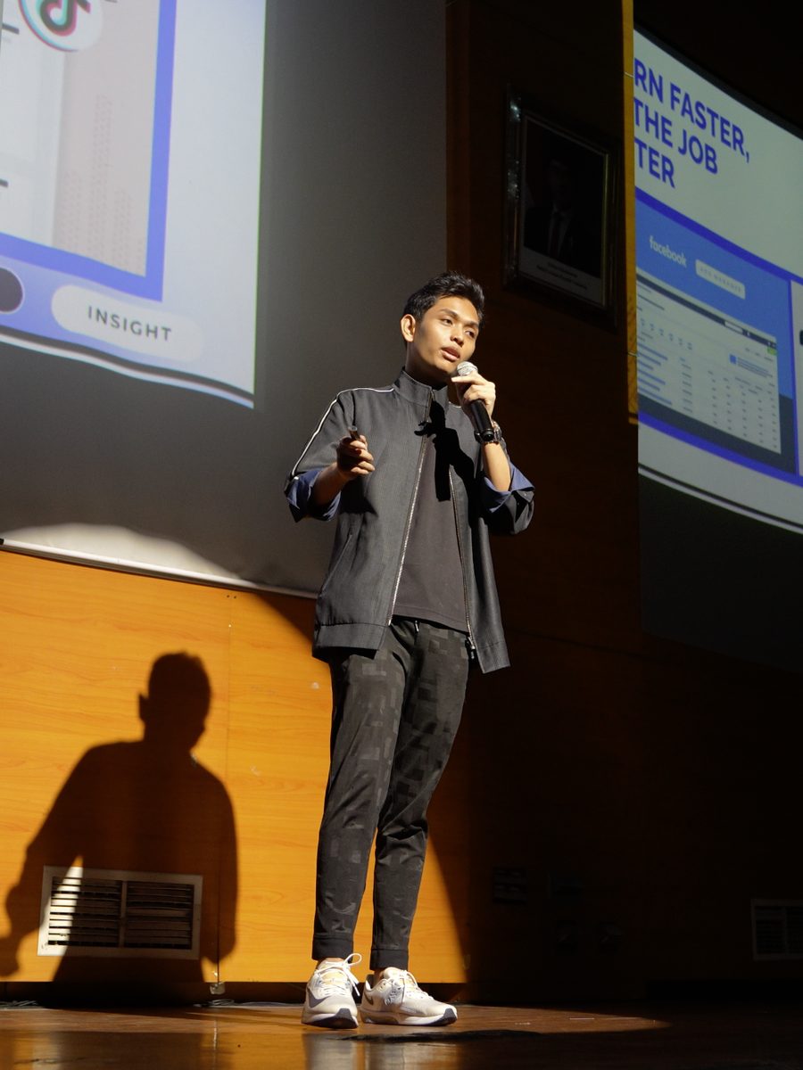 Abil Sudarman berbicara di panggung TEDx UNJ tentang masa depan AI dan karier
